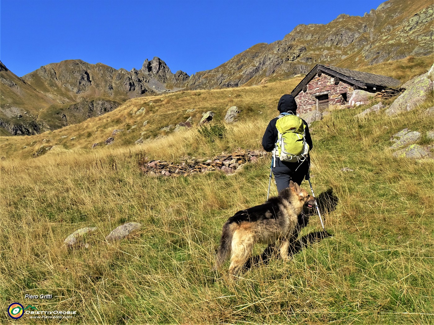 25 Alla Baita Foppa (1989 m) con vista in Valletto (2371 m).JPG